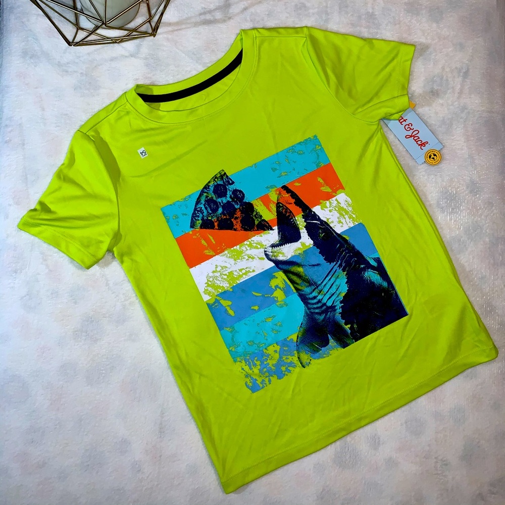 T-shirt Made with at least 90% recycled polyester.